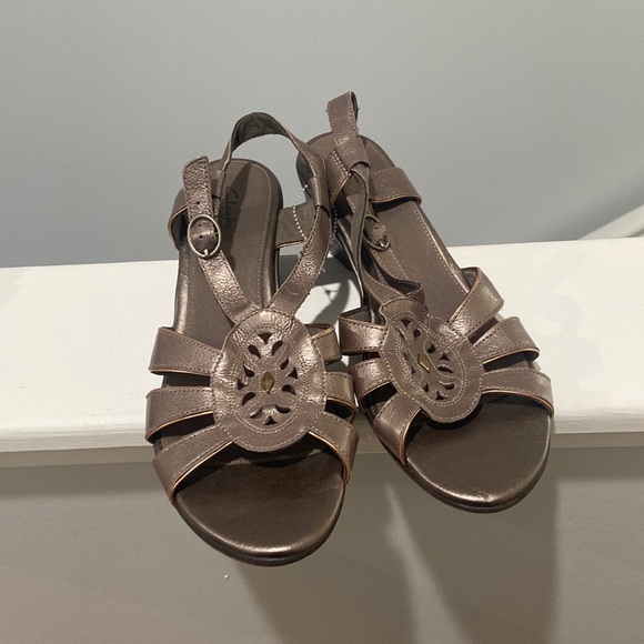 CLARKS Bendables Leather Wedge Sandals Bronze color Women's Size 11m EUC - Picture 1 of 17